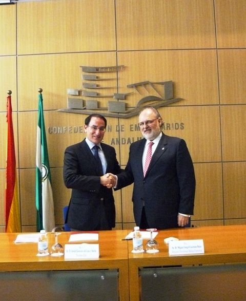 El presidente de la Confederación y el director territorial de Andalucía de la Mutua Universal suscribieron este convenio