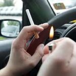 Fumar en el coche triplica el límite de partículas dañinas respirables recomendado por la OMS.