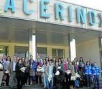 Una treintena de médicos residentes conocen la planta de Acerinox Europa en Palmones, Cádiz.
