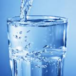 Guía para combatir la ola de calor: Beber 2 litros de agua, hacer 5 comidas ligeras/día y mantener la casa fresca.