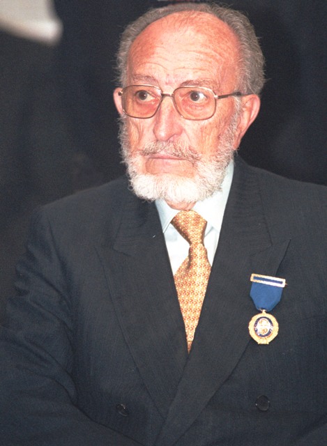 28 de febrero de 1990. Siendo presidente de CEA, Manuel Otero Luna recibió el 28 de febrero de 1990 la Medalla de Andalucía, otorgada por la Junta de Andalucía.